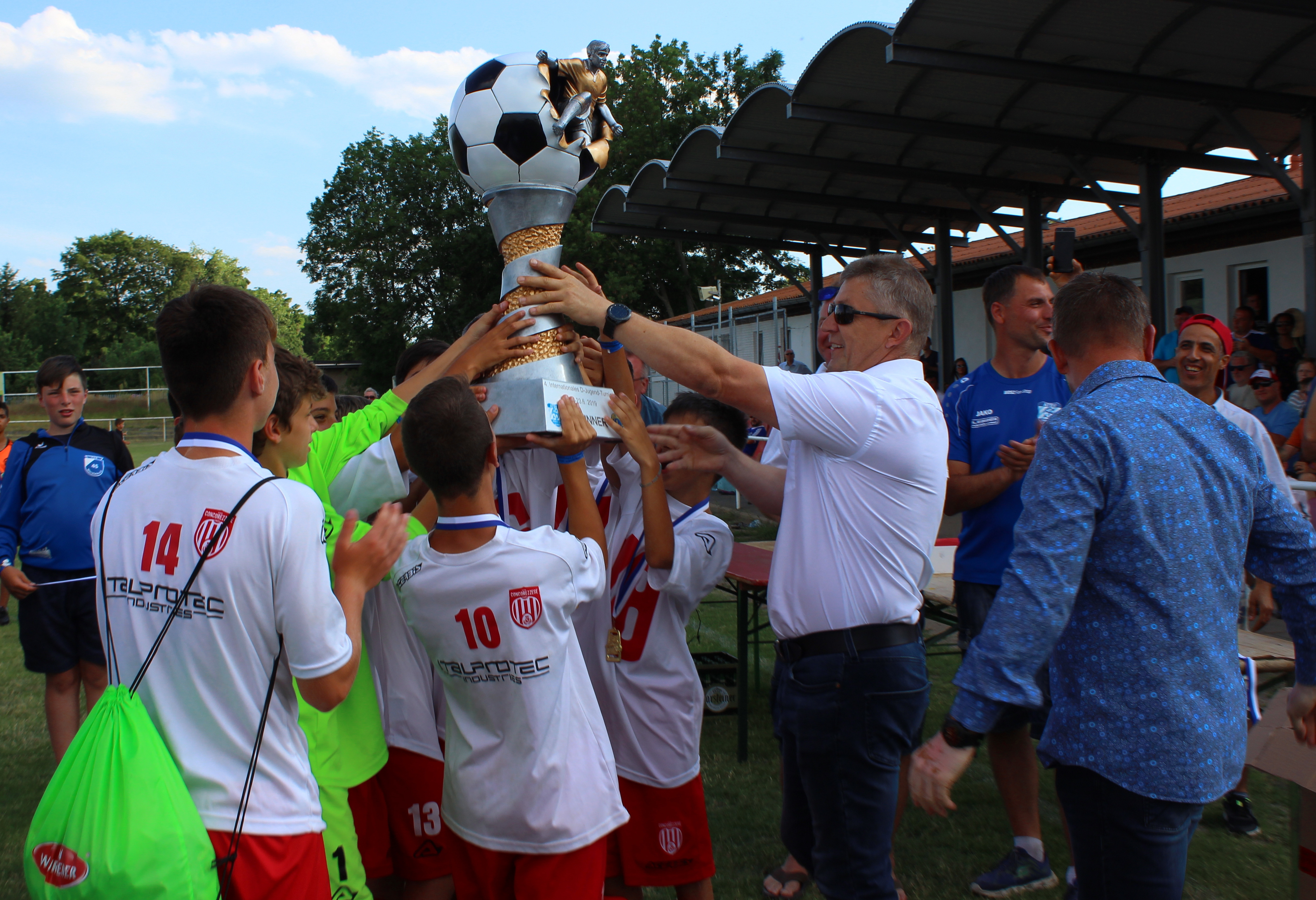 Siegerpokal im Jugendfußballturnier geht nach Italien