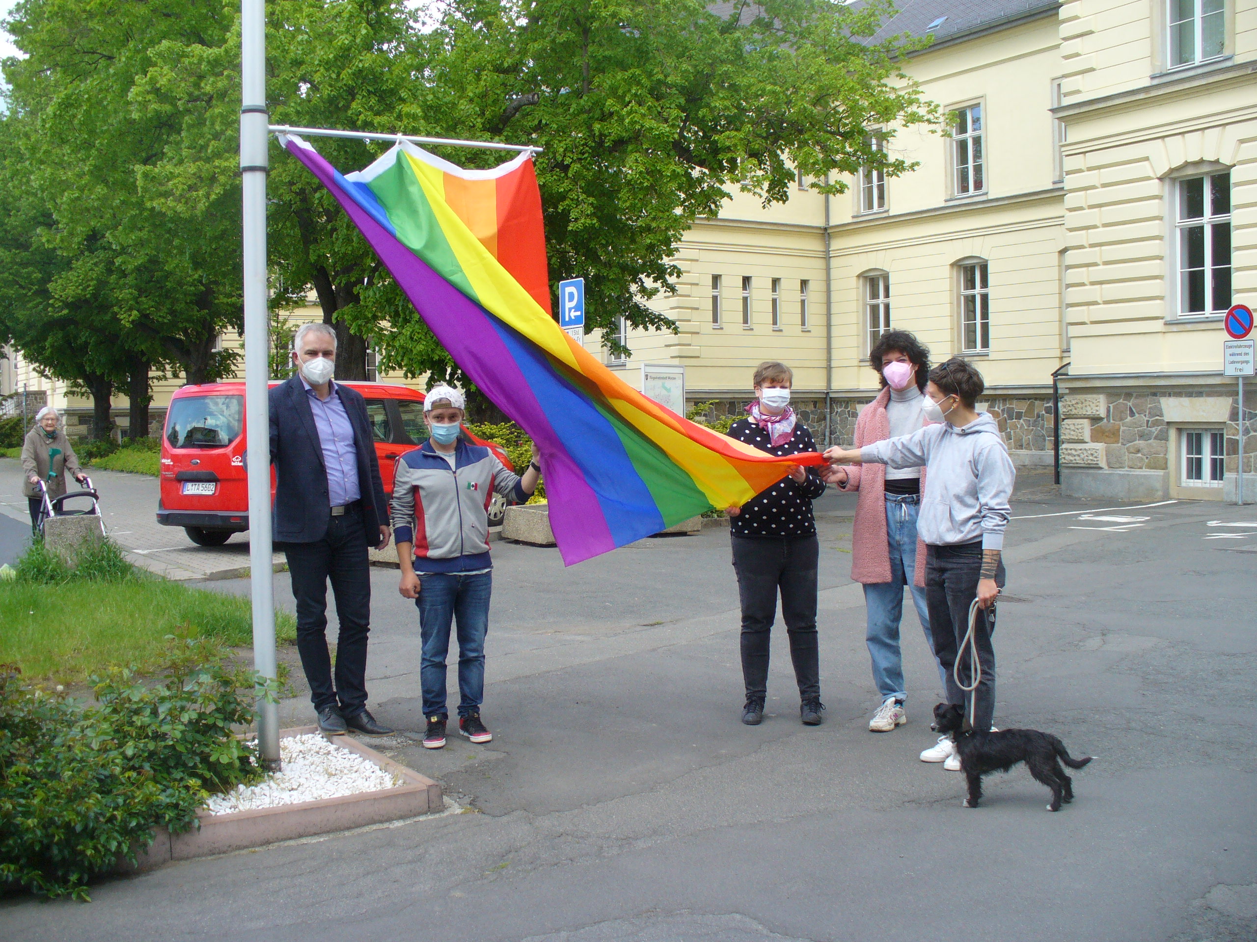 Regenbogenflagge weht vorm Wurzener Stadthaus